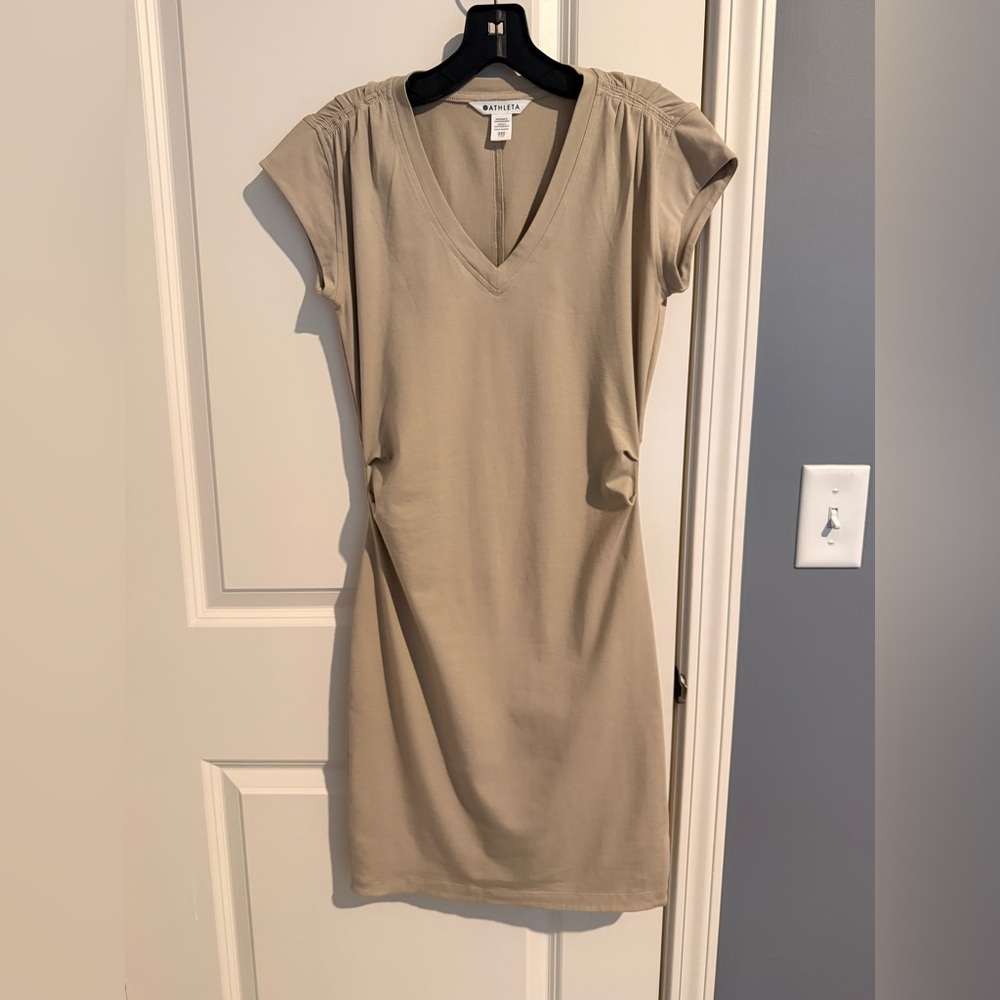 EXCELLENT LIKE NEW CONDITION
Athleta Taupe Colored V-Neck Short Sleeve Dress